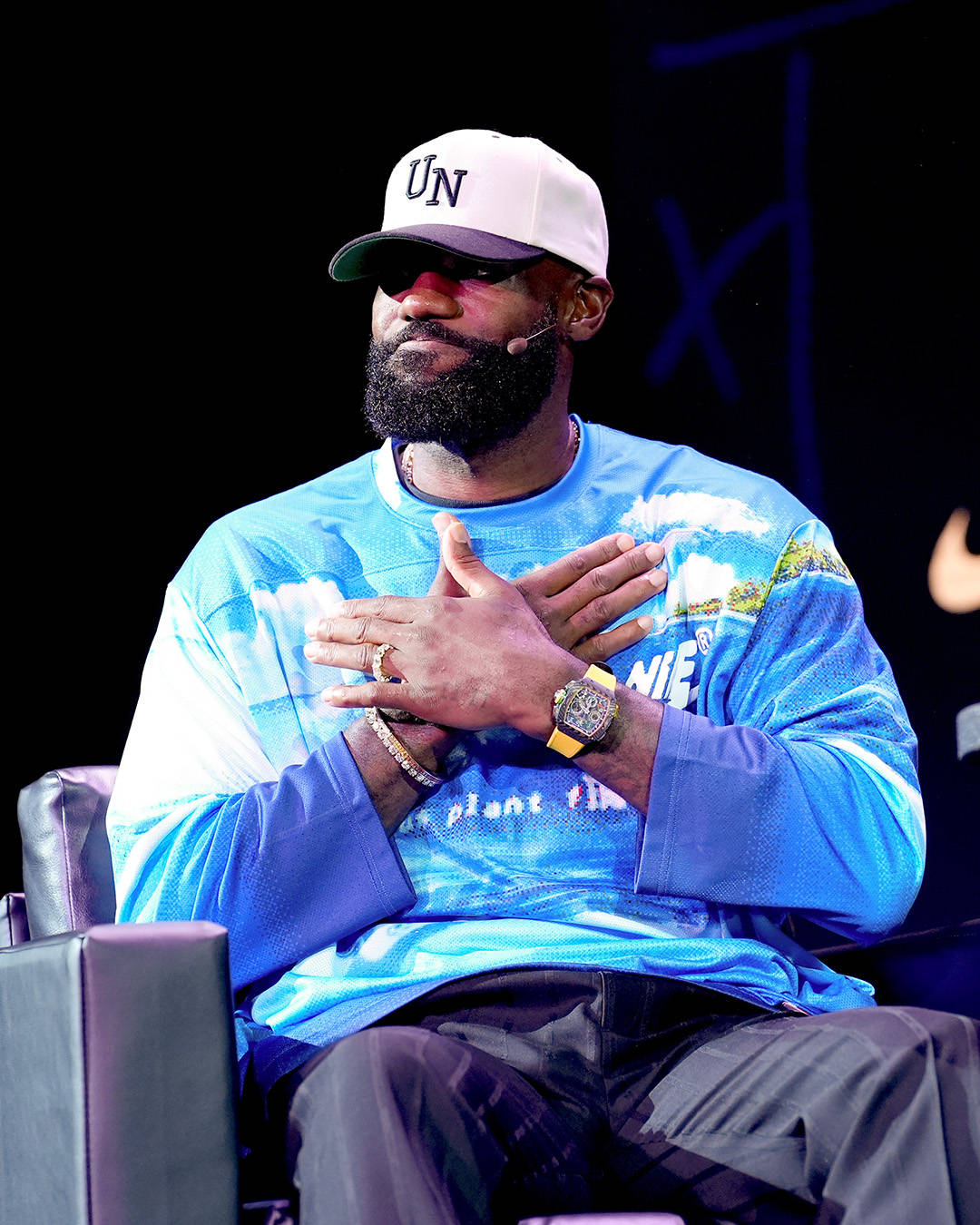 开云体育-詹姆斯新星重返赛场表现突出，老鹰前途光明！