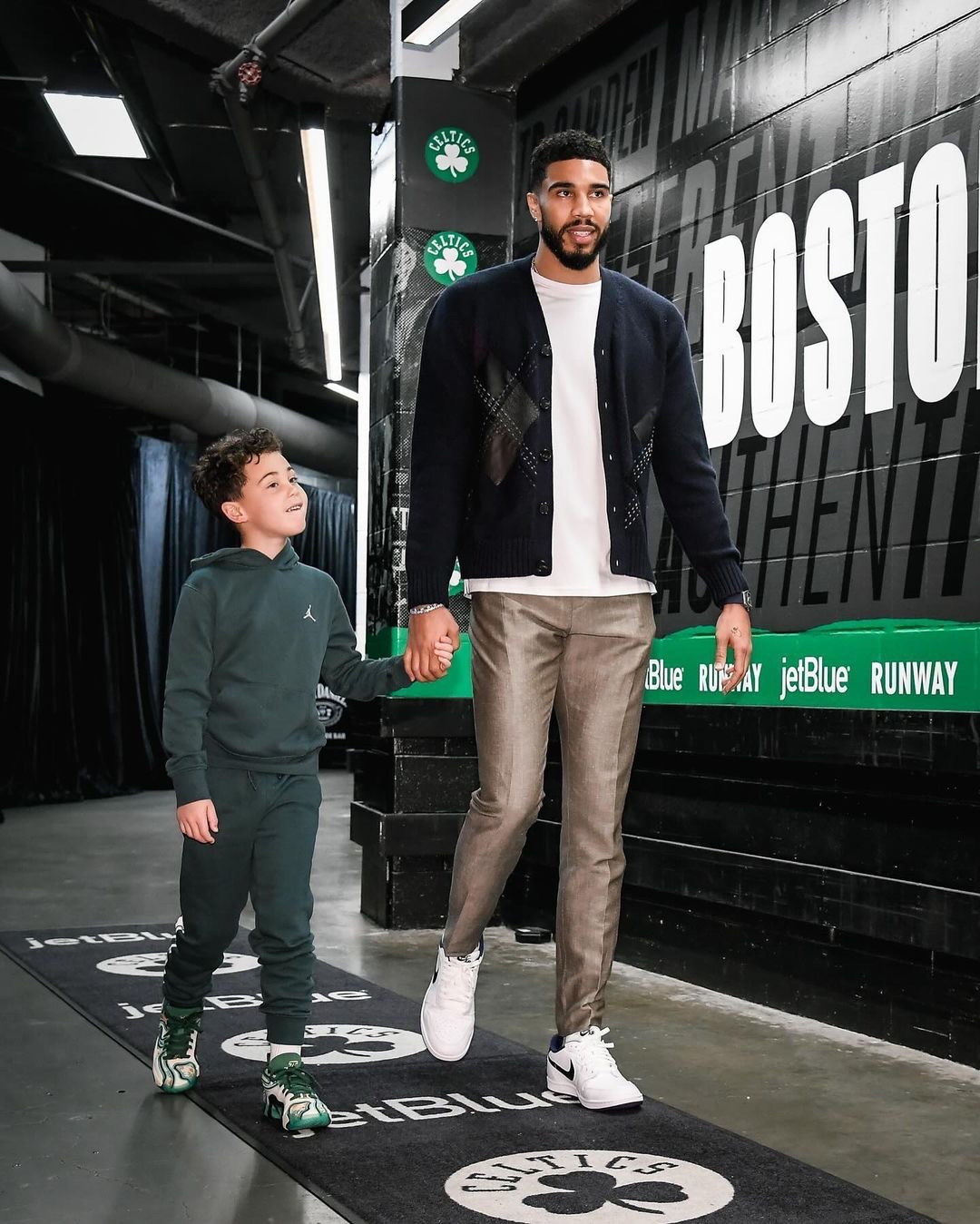 塔图姆回归赛场，战术调整首场状态亮眼，C9观众沸腾！的简单介绍